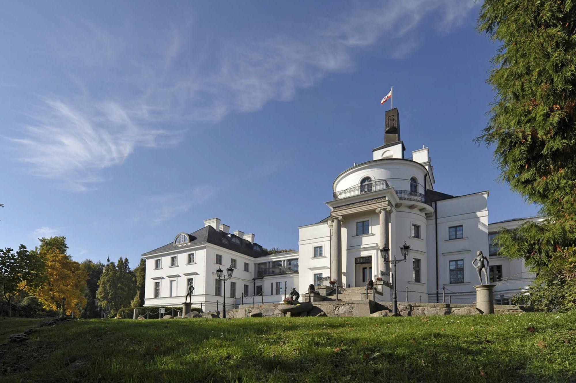 Schlosshotel Burg Schlitz Hohen Demzin Exterior foto